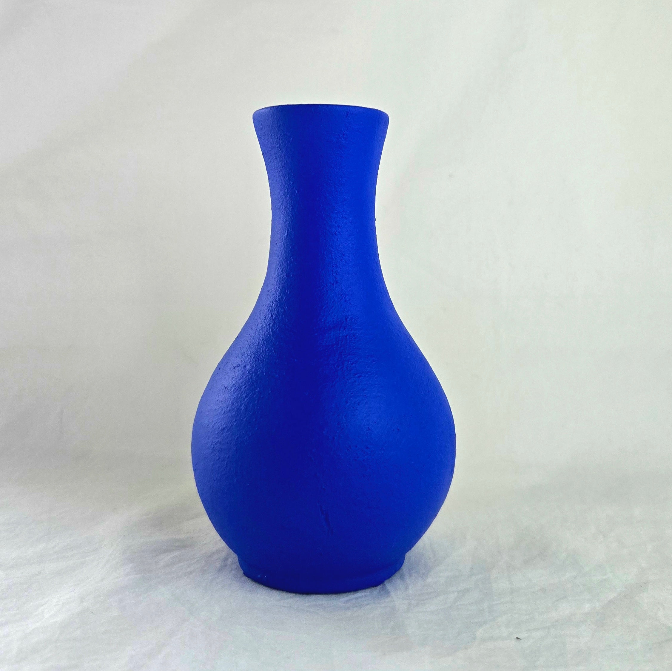 Florero mini en cerámica. Intervenido por cifuentes artista abstracto colombiano titulado HAPPY FLORERO NEON, vista izquierda