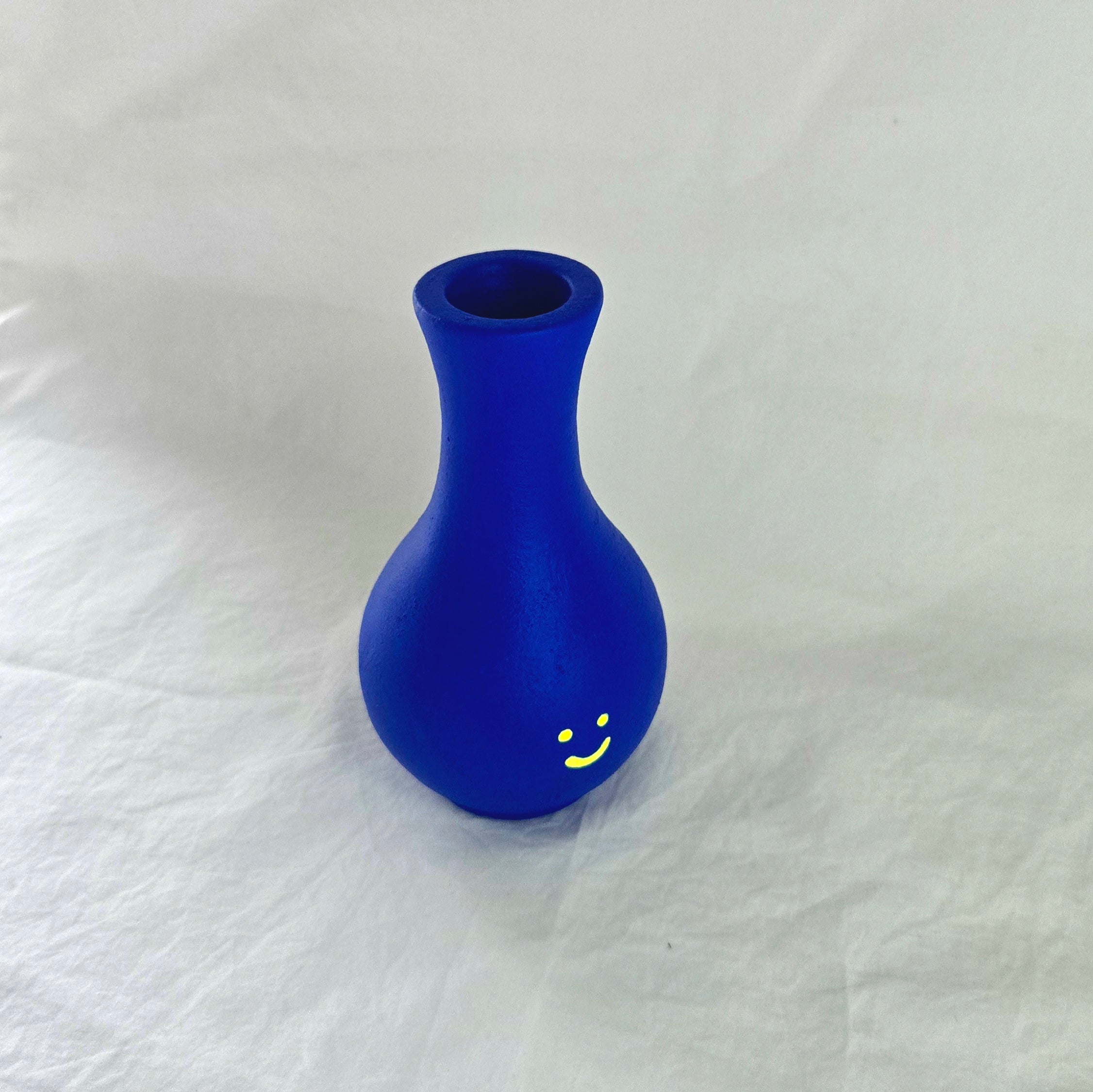 Florero mini en cerámica. Intervenido por cifuentes artista abstracto colombiano titulado HAPPY FLORERO NEON, vista desde arriba