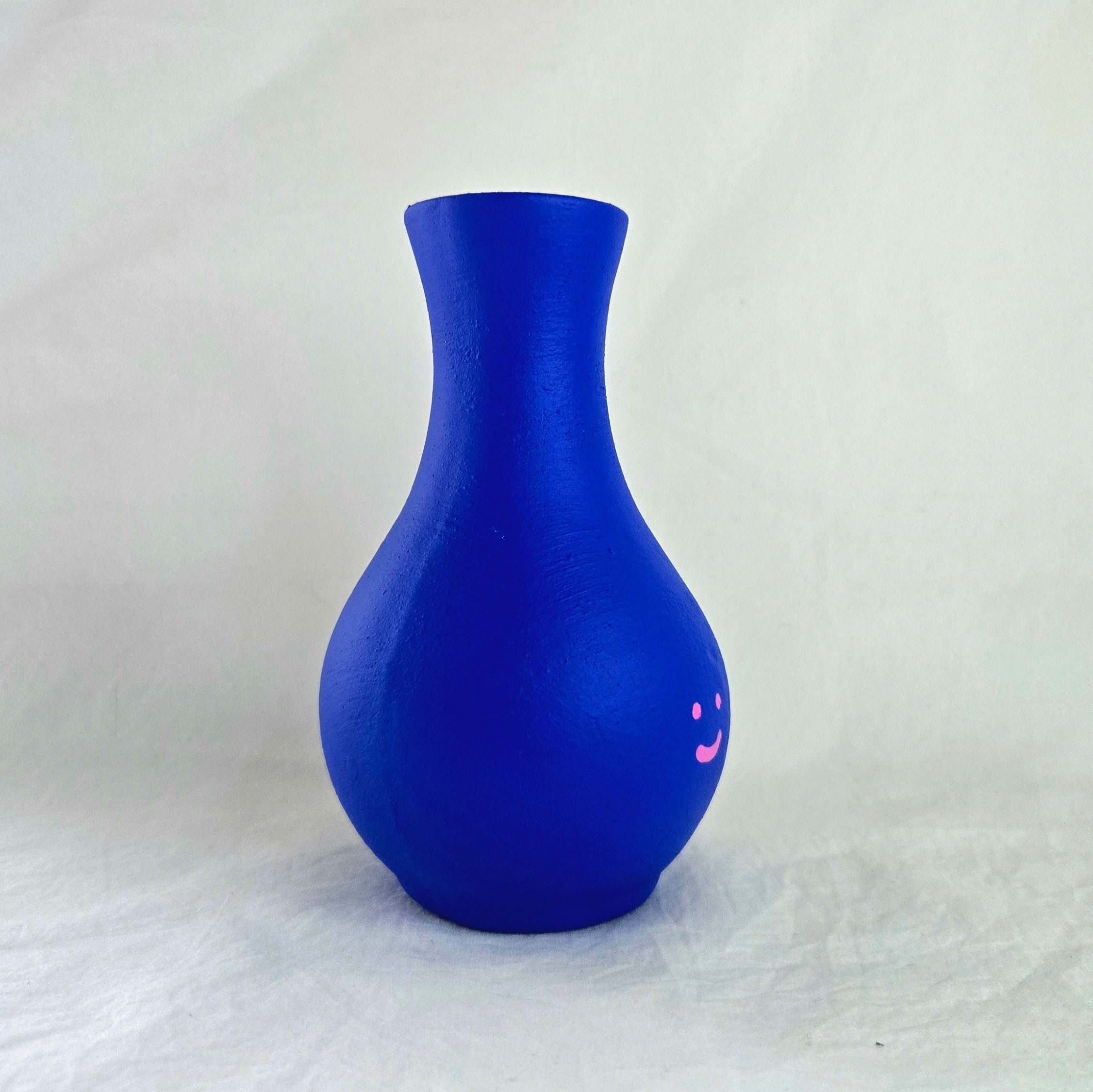 Florero mini en cerámica. Intervenido por cifuentes artista abstracto colombiano titulado HAPPY FLORERO PINK, vista derecha