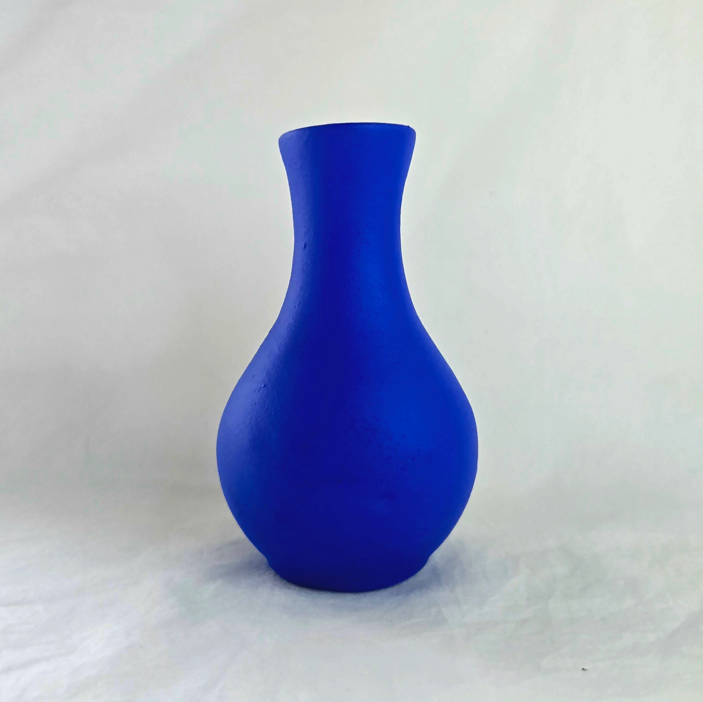 Florero mini en cerámica. Intervenido por cifuentes artista abstracto colombiano titulado HAPPY FLORERO PINK, vista izquierda