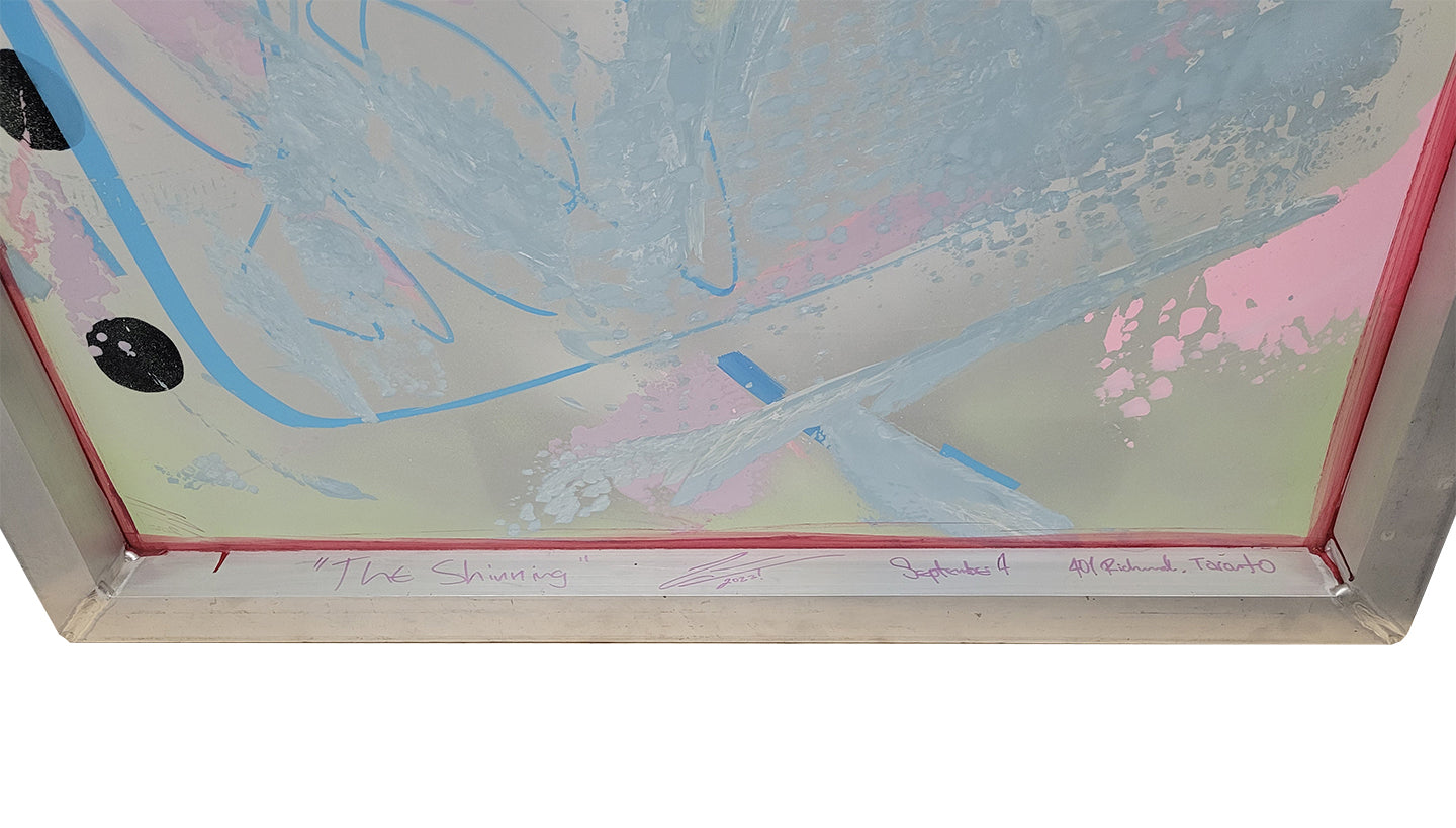 Pintura en seda de serigrafía. creada por cifuentes artista abstracto colombiano titulada THE SHINNING, vista trasera, firma del artista