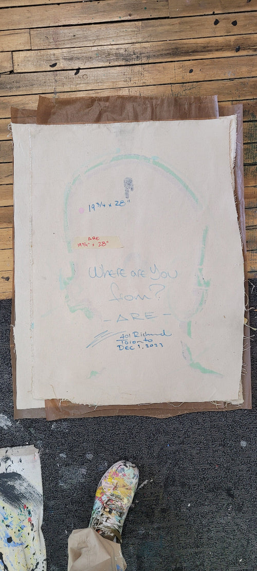 Pintura en lienzo creada por cifuentes artista abstracto colombiano titulada WHERE ARE YOU FROM? ARE, vista trasera